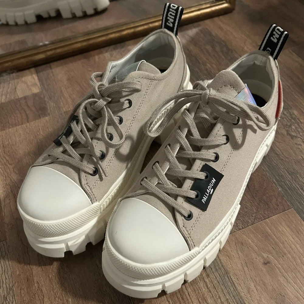 Palladium Platform Revolt Lo Sneakers - Size 8